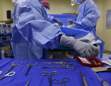 Lenkai ieško chirurginių instrumentų tiekėjų