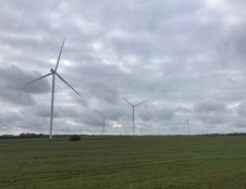 Elektrą gaminti pradeda didžiausias vėjo elektrinių parkas Baltijos šalyse